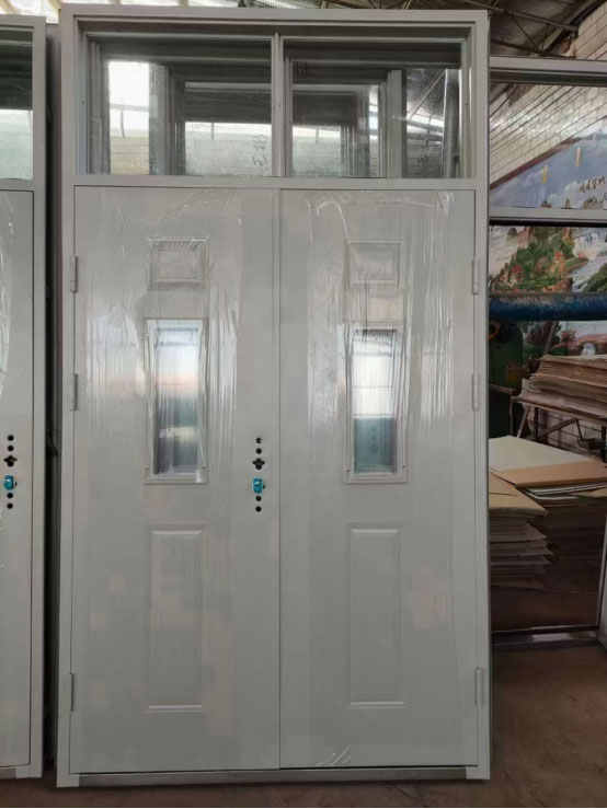 富蕴学校教室门