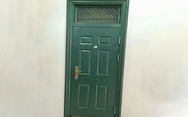 富蕴学校教室门