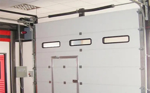 富蕴工业提升门的安装方法