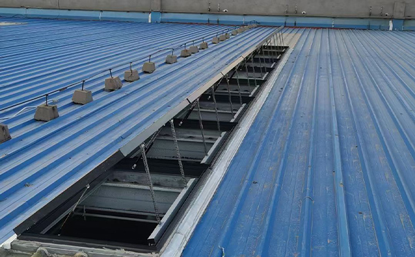 某城市大型商业综合体中庭富蕴排烟窗工程