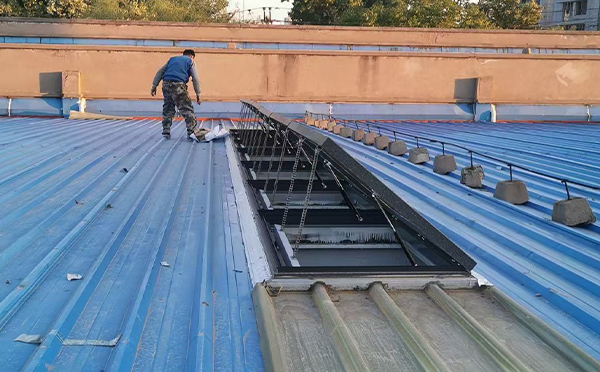 某区域性物流仓储中心富蕴排烟窗系统安装项目