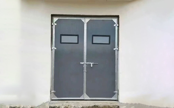 富蕴工业门在高温作业区域的运行表现